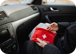 Quoi mettre dans sa trousse de secours de voiture ?