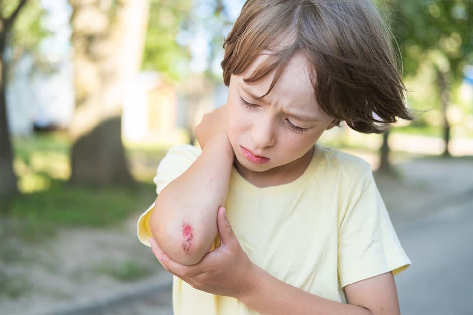 Produit cicatrisant pour soigner rapidement une plaie superficielle chez l'enfant